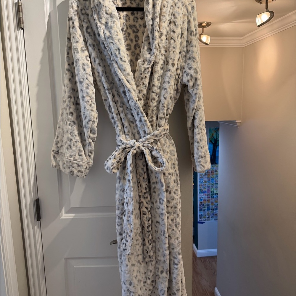 Liz Claiborne Cream and Gray Plush Leopard-Print Robe